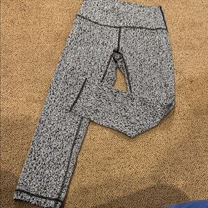 Lululemon athletic size 6 black and white 21 inch leggings